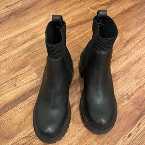 Steve Madden black boots/booties size 5.5